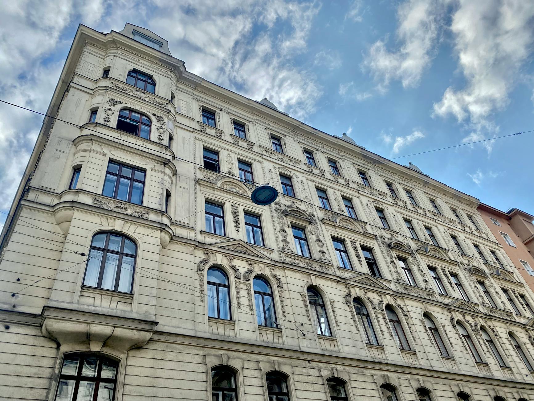 Historische Altbau-Fassade in Wien